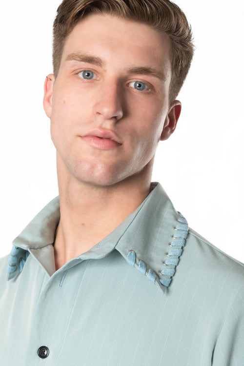 https://www.haruco-vert.com/wp-content/uploads/2025/09/Light_blue_pinstripe_short_sleeve_mens_shirt_with_eyelet_and_cord_collar_Haruco-vert_2.jpg
