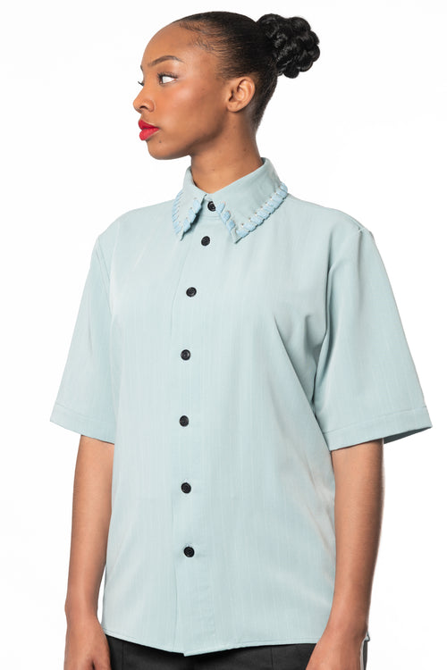 https://www.haruco-vert.com/wp-content/uploads/2025/09/Light_blue_pinstripe_short_sleeve_womens_shirt_with_eyelet_and_cord_collar_Haruco-vert.jpg